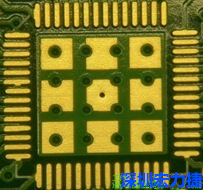 這個(gè)通孔的設(shè)計(jì)勉強(qiáng)可以接受，只剩下正中間一個(gè)通孔沒有塞孔，而且孔徑也變小了。
