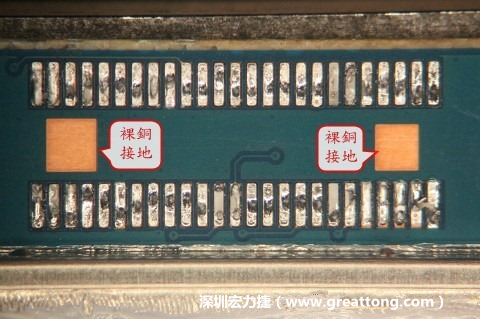 把板對板連接器全部移除，發(fā)現(xiàn)其下方板子共有兩個裸銅的方形設計。