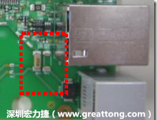 有人認為電容旁邊已經(jīng)有螺絲將電路板固定于機殼上了，不應(yīng)該發(fā)生電路板彎曲的現(xiàn)象才對。