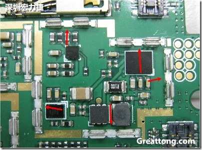 圖中顯示一塊電路板使用這種屏蔽夾(shielding clip)的實(shí)例?；旧衔覀冊趶澖堑牡胤蕉荚O(shè)計(jì)擺放了一個(gè)屏蔽夾，這樣可以讓作業(yè)員比較方便安裝屏蔽罩(shielding can)時(shí)的對位準(zhǔn)確。然后在其他沒有屏蔽夾的地方也設(shè)計(jì)了一些接地的布線，一來可以稍微提升屏蔽罩的電磁隔絕能力，另一方面也可以為屏蔽夾無效時(shí)，馬上可以更改為屏蔽框，而無需要重新設(shè)計(jì)電路板。