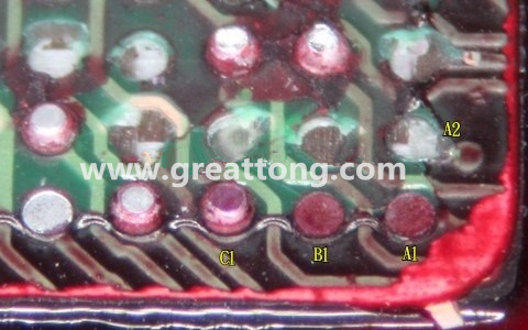 下圖是紅墨水測(cè)試后將PCB板子拿回來(lái)側(cè)一個(gè)角度拍攝的照片，就可以很清楚的看到錫球黏在PCB端，或不在PCB端。