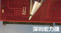 連接器邊緣稍突出于電路板的邊緣。