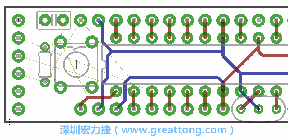 到目前為止，你應(yīng)該只剩下四個部分還未進(jìn)行布線，10K重置上拉電阻器、重置電容和1×6的序列排針。