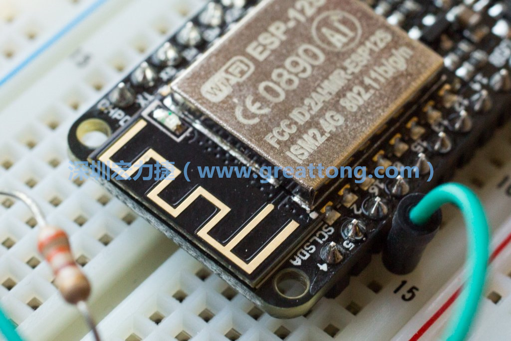 Adafruit Feather板上的無(wú)線電天線。