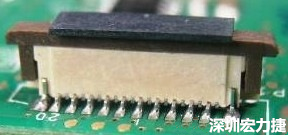 一開始的 connector 把 塑膠蓋子(cap) 塞到了 connector 的接觸彈片內(nèi)側(cè)。