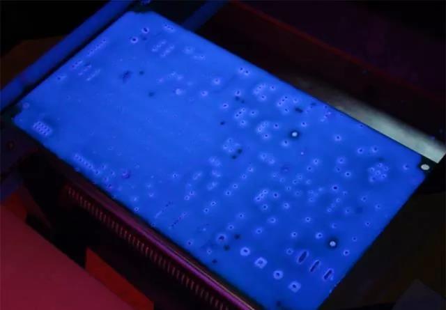 經(jīng)過涂覆工藝后的PCB，在紫光燈下的拍攝效果，原來coating也可以這么美！