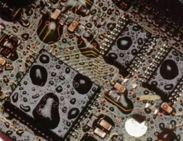 經(jīng)過涂覆工藝后的PCB，在表面形成透明的保護(hù)膜，能有效防止水珠和潮氣侵入，避免漏電和短路。